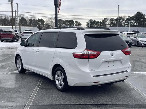 2017 Toyota Sienna LE