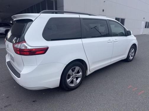 2017 Toyota Sienna LE