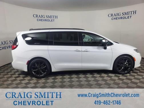 White 2025 Chrysler Pacifica Limited