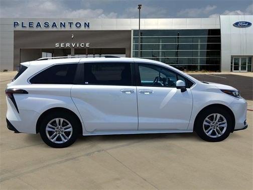 2025 Toyota Sienna XLE