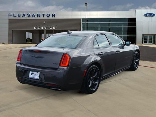 2022 Chrysler 300 TOURING L