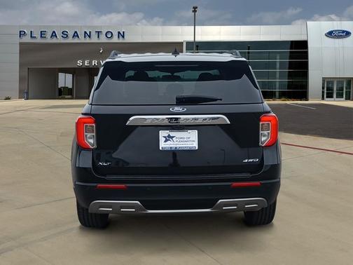 AGATE BLACK METALLIC 2024 Ford Explorer XLT