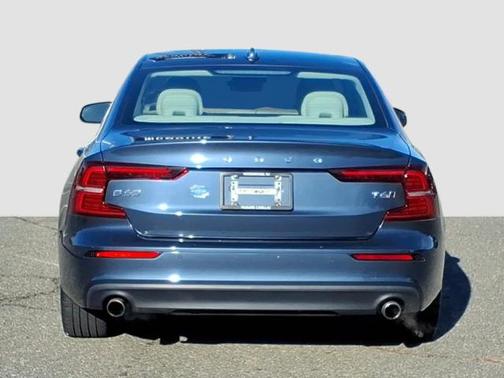 2020 Volvo S60 T6 Momentum