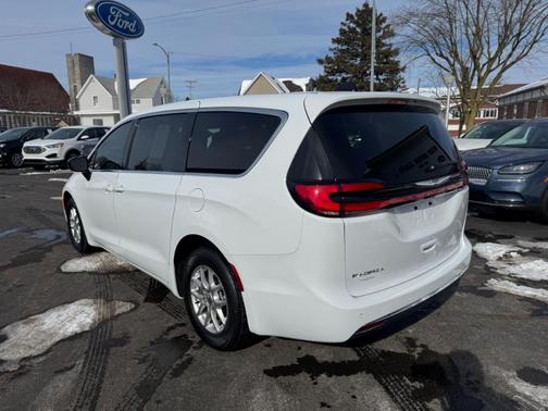 2025 Chrysler Pacifica Select