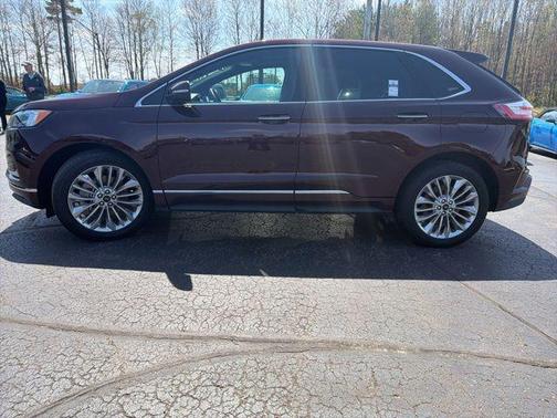 Burgundy Velvet Metallic Tinted Clearcoat 2024 Ford Edge Titanium