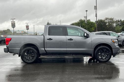 2023 Nissan Titan SV