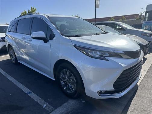 2022 Toyota Sienna XLE 8 Passenger