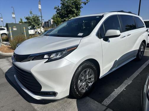 2022 Toyota Sienna XLE 8 Passenger