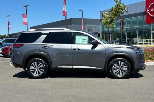 2025 Nissan Pathfinder SL