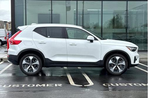 2023 Volvo XC40 B5 Plus Bright Theme