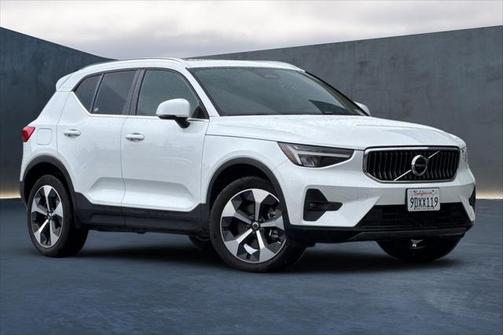 2023 Volvo XC40 B5 Plus Bright Theme