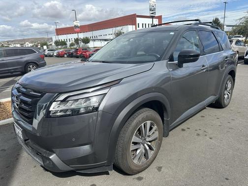 2022 Nissan Pathfinder SL