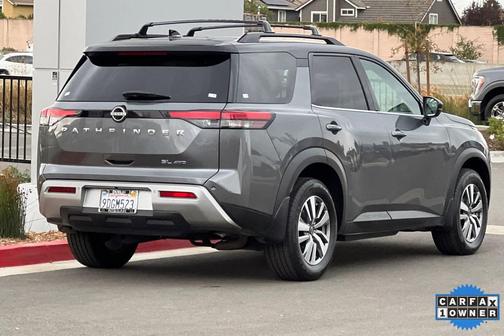 2022 Nissan Pathfinder SL