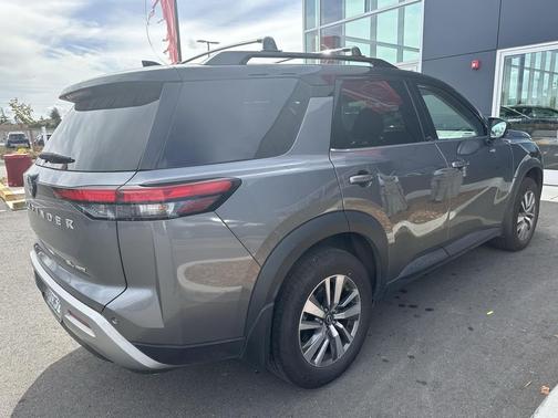 2022 Nissan Pathfinder SL