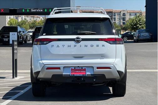 2025 Nissan Pathfinder SL