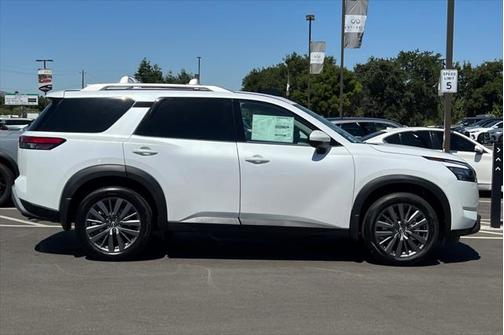 2025 Nissan Pathfinder SL