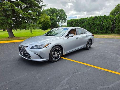 Iridium 2022 Lexus ES 300h Base
