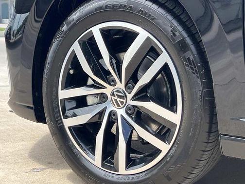 Deep Black Pearl 2026 Volkswagen Jetta 1.4T SE