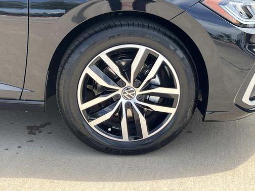Deep Black Pearl 2026 Volkswagen Jetta 1.4T SE