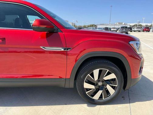 2025 Volkswagen Atlas Cross Sport 2.0T SE w/Technology