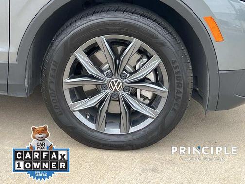 Platinum Gray Metallic 2022 Volkswagen Tiguan 2.0T SE