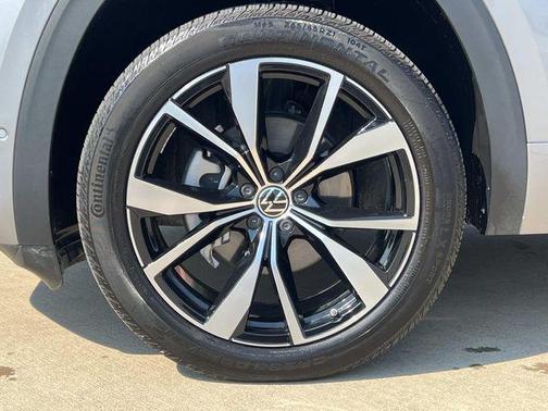 2025 Volkswagen Atlas Cross Sport 2.0T SEL Premium