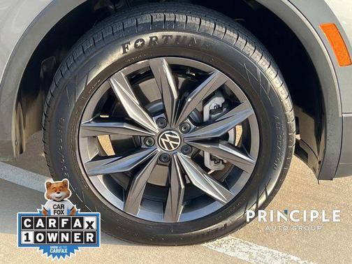 Platinum Gray Metallic 2023 Volkswagen Tiguan 2.0T SE