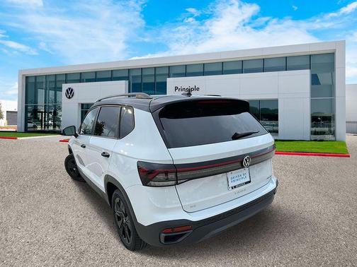 2025 Volkswagen Taos 1.5T SE Black