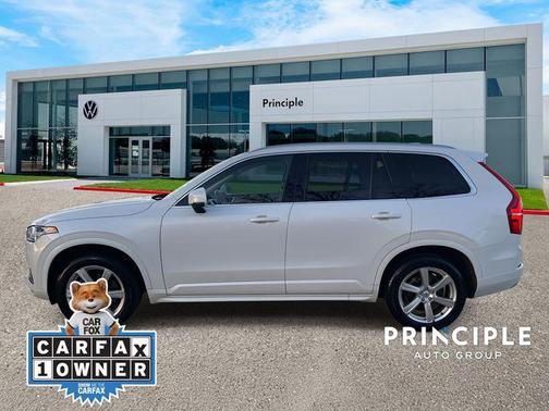 2022 Volvo XC90 T5 Momentum