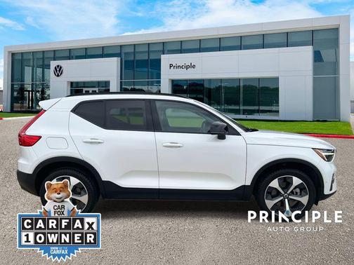 2023 Volvo XC40 B4 Ultimate Dark Theme