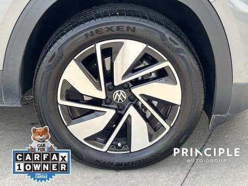 Platinum Gray Metallic 2024 Volkswagen Atlas 2.0T SE w/Technology