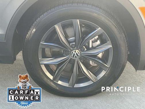Platinum Gray Metallic 2023 Volkswagen Tiguan 2.0T SE