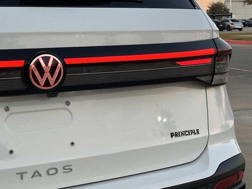 2026 Volkswagen Taos SE Black