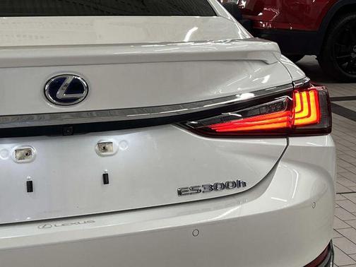 2022 Lexus ES 300h Base