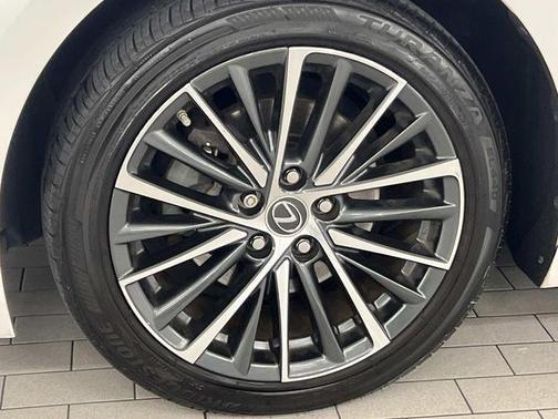 2022 Lexus ES 300h Base