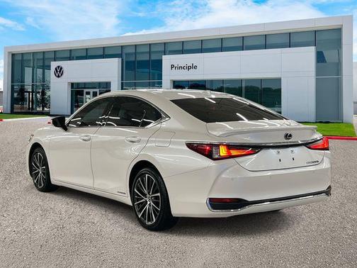2022 Lexus ES 300h Base