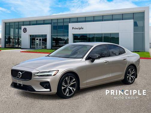 2024 Volvo S60 B5 Core Dark Theme