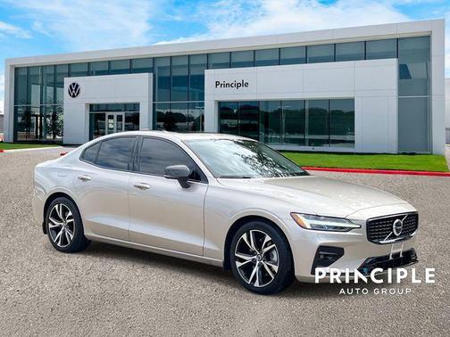 2024 Volvo S60 B5 Core Dark Theme