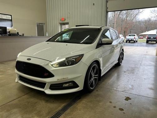 Photo 3 of 32 of 2018 Ford Focus ST Base