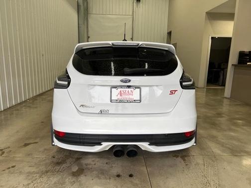 Photo 5 of 32 of 2018 Ford Focus ST Base
