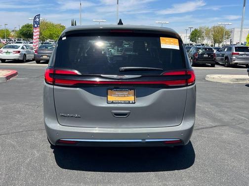 2023 Chrysler Pacifica Touring-L
