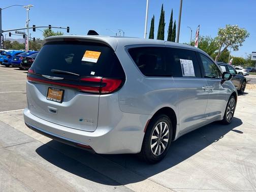 2024 Chrysler Pacifica Hybrid Select