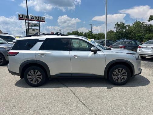2022 Nissan Pathfinder SV