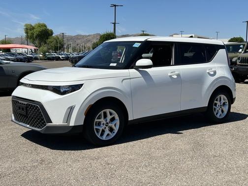 Snow White Pearl 2025 Kia Soul LX