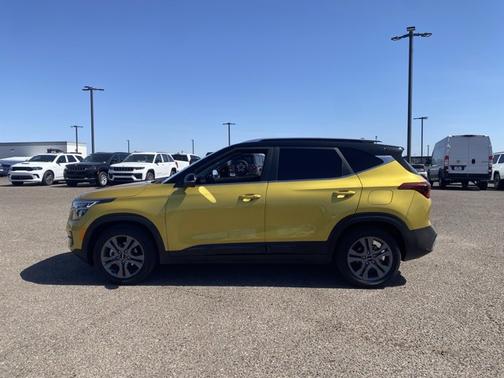 Starbright Yellow/Black Roof 2023 Kia Seltos S