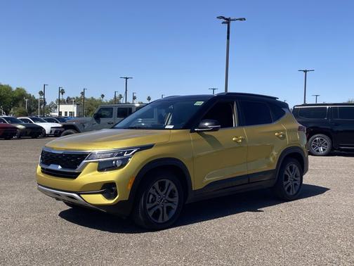 Starbright Yellow/Black Roof 2023 Kia Seltos S