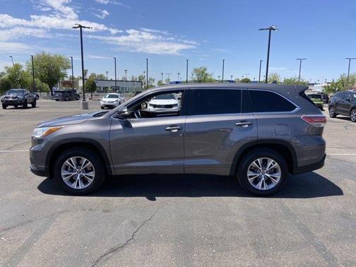 Photo 2 of 56 of 2016 Toyota Highlander LE Plus