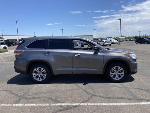 Photo 5 of 56 of 2016 Toyota Highlander LE Plus