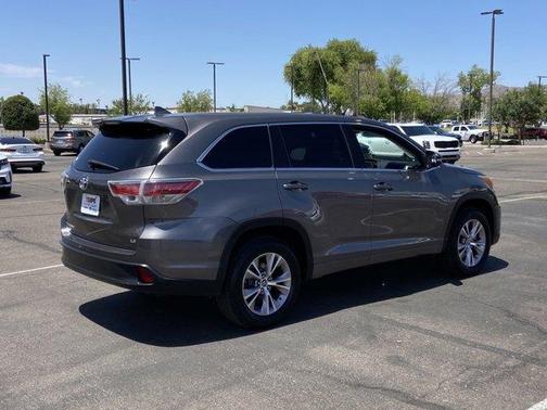 Photo 4 of 56 of 2016 Toyota Highlander LE Plus