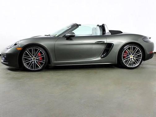 Aventurine Green Metallic 2025 Porsche 718 Boxster